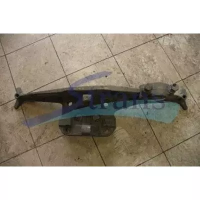 КРОНШТЕЙН КРІПЛЕННЯ ПОДУШОК (КОРОМИСЛО) DAF ПРАВ. OE BU (Б/У) 1368263